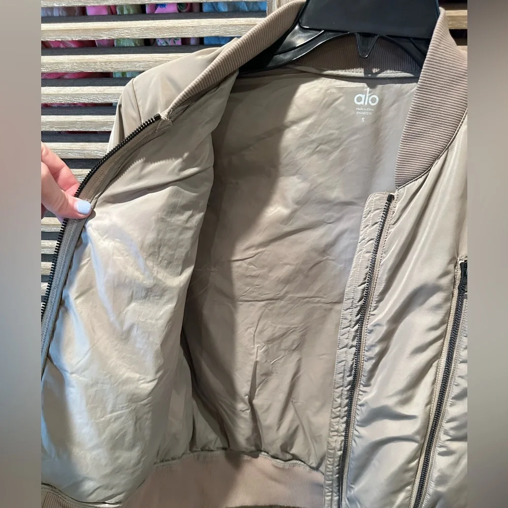 Alo yoga bomber jacket size small - Picture 7 of 7